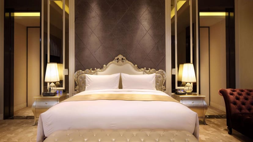 Luxurious DoubleTree by Hilton suite with plush bed, ideal for corporate retreats.