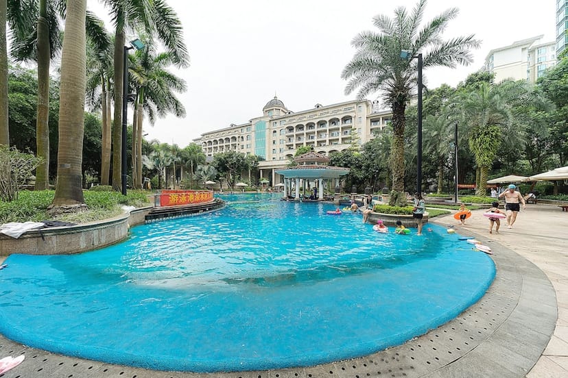 Serene resort pool area at Evergrande Hotel, perfect for corporate retreats and gatherings.