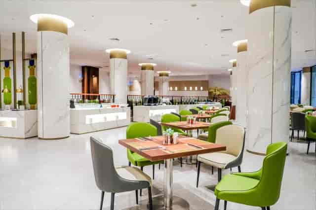 VIP Dining Room in Dong Fang Hotel: modern decor, ideal for corporate dinners or gatherings.