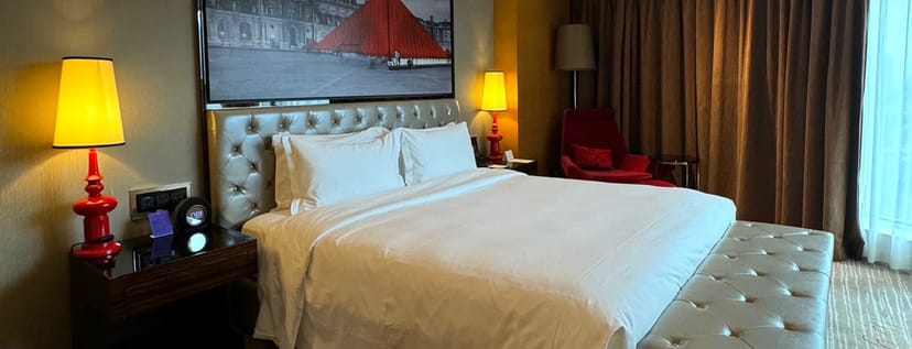 Spacious suite at Guangzhou Yuehai Hotel, perfect for event attendees and networking.