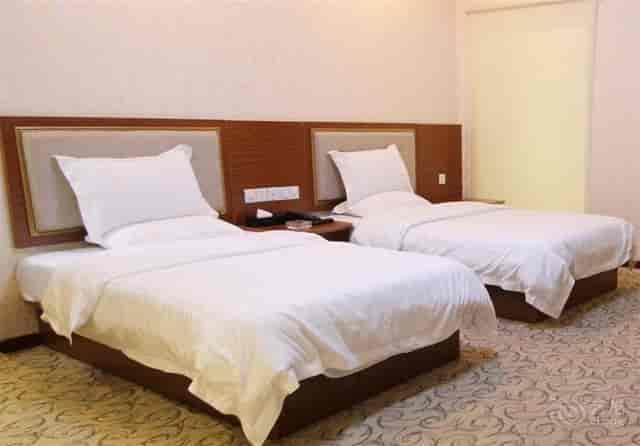 Hotel room in Deyu Business Hotel Guangzhou, with two beds for seminars and retreats