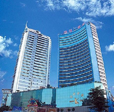 Modern restaurant in Ocean Hotel, elegant glass facade, ideal for conferences and events.