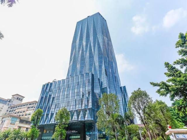 Modern glass building of Yujingxuan at Guangzhou Estandon Hotel for events and conferences.