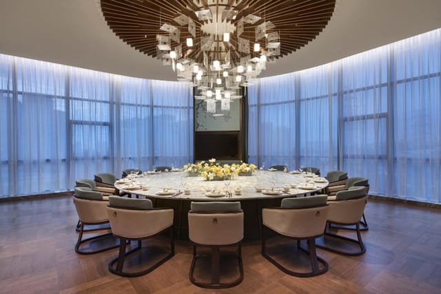 Sophisticated circular meeting table in Zeng Cheng Hotel for corporate events.