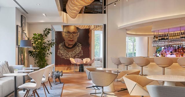 Modern bar at Hotel Zena, perfect for networking events and casual meetings.