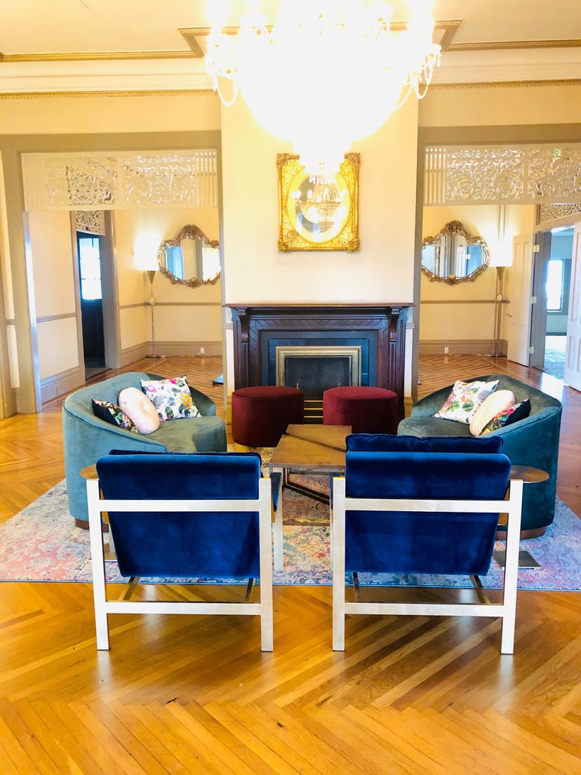 Lounge in The General’s Residence with plush seating for informal meetings and networking.