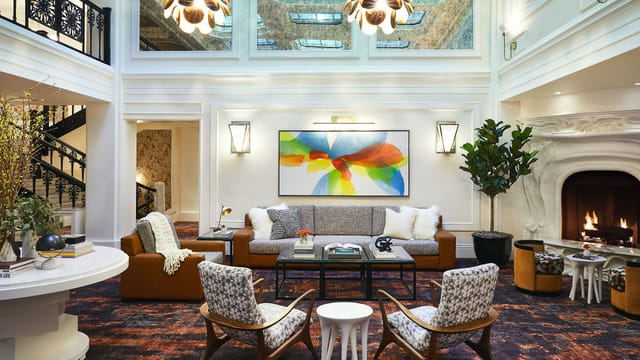Stylish lounge at Galleria Park Hotel, perfect for networking events and informal meetings.