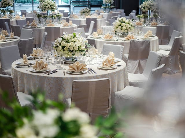 Grand Ballroom Jumeirah Guangzhou, elegant tables, ideal for weddings and formal events.