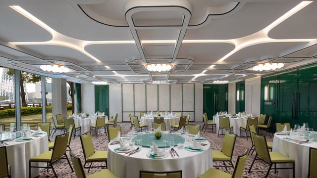 Elegant meeting room with round tables at Hotel Indigo Guangzhou for banquets and events.