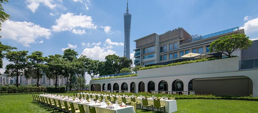 Elegant outdoor dining setup in Hotel Indigo Guangzhou for corporate events and galas.