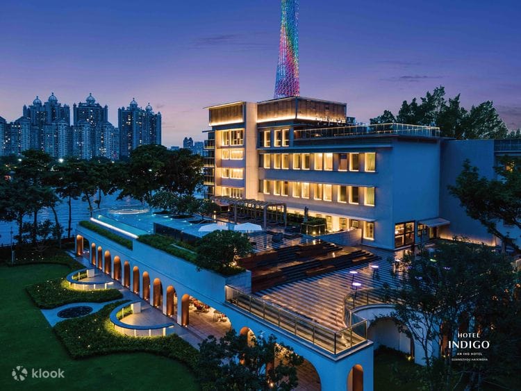 Outdoor lawn at Hotel Indigo Guangzhou, ideal for corporate meetings and receptions.