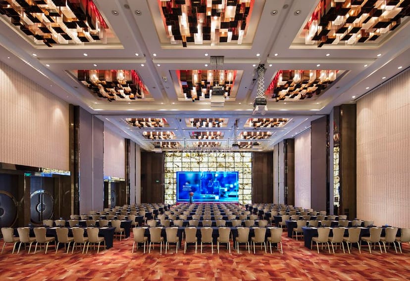 Spacious Grand Ballroom B at Guangzhou Marriott set for corporate event with modern AV.