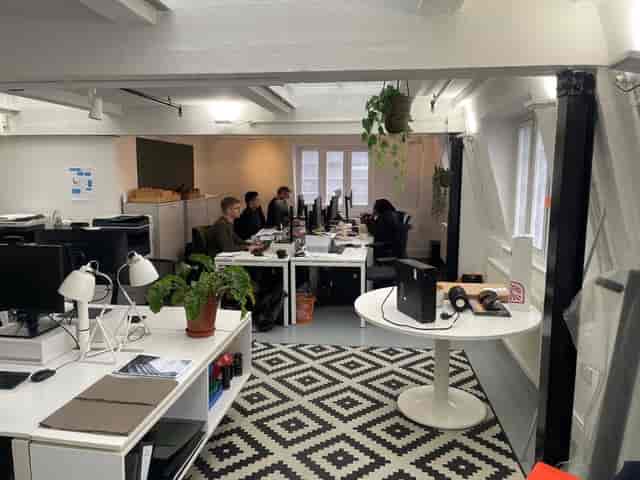 Collaborative private office with natural light, perfect for workshops and team meetings.