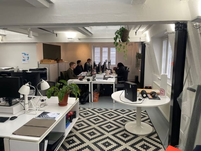 Collaborative private office with natural light, perfect for workshops and team meetings.