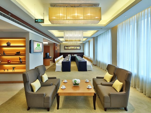 Modern meeting room in Chengdu hotel, ideal for corporate events and presentations.