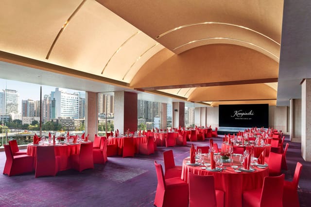 Elegant Chengdu hotel event space with skyline views, perfect for gatherings and meetings.