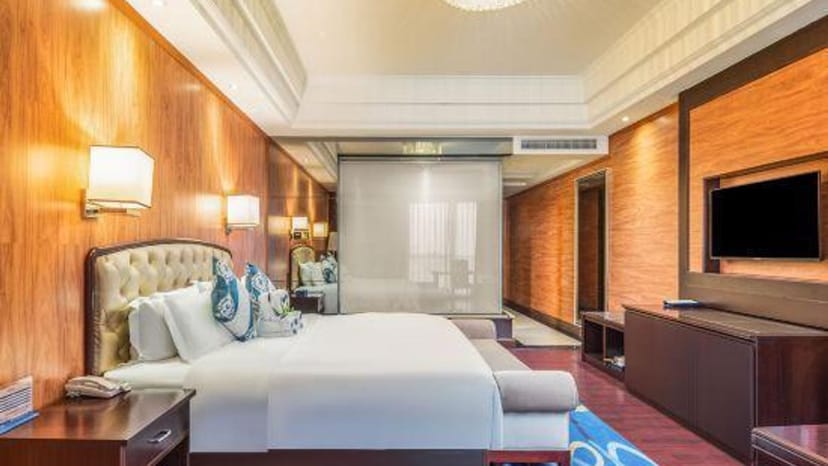 Luxurious banquet hall in Guangdu International Hotel, perfect for meetings and retreats.