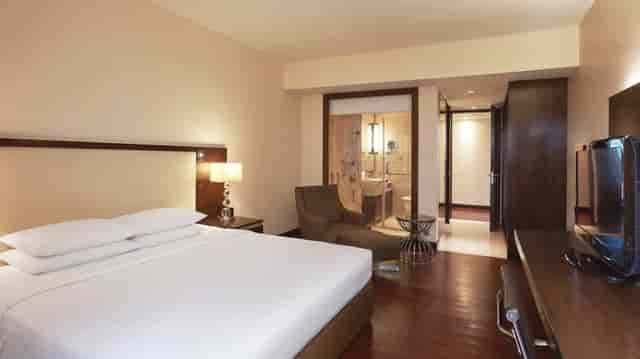 Hotel room at Courtyard Mumbai Airport, ideal for corporate retreats or meetings.