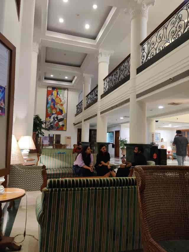 Relaxed lounge in The Club, ideal for informal meetings and networking.