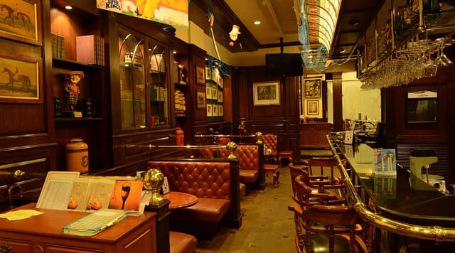 Cozy bar at Marine Plaza, ideal for intimate gatherings and networking events.
