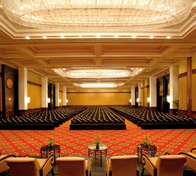 Spacious event hall in Renaissance Garden for corporate conferences, featuring elegant décor.