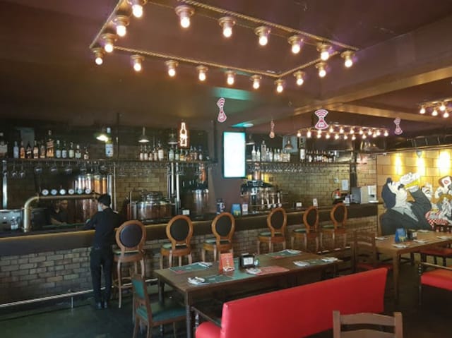 Stylish bar in The Biere Club for networking events and casual gatherings.