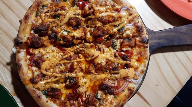 Delicious pizza with vibrant toppings for casual team-building events at 14° 41° Pizzeria.