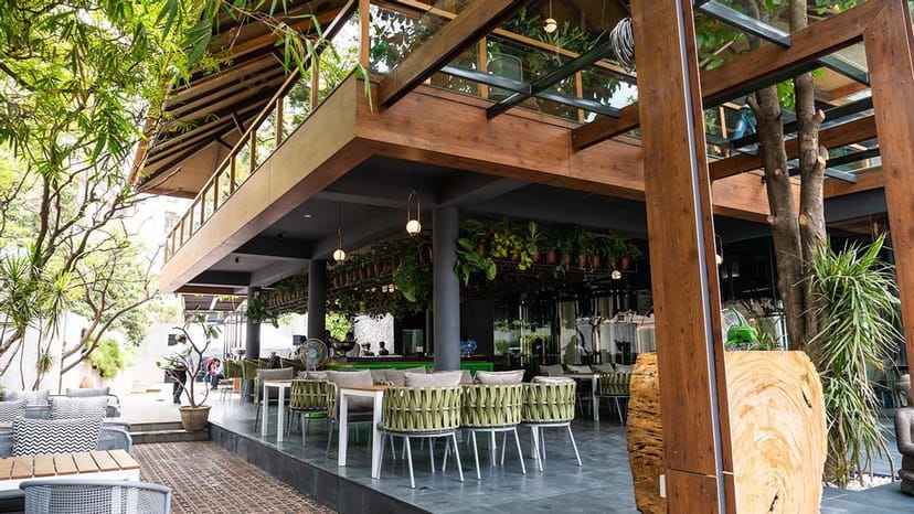 Modern outdoor garden patio for events, featuring lush greenery and vibrant atmosphere.