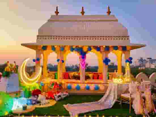 Golden Canopy Date & Love Room Dining