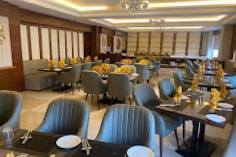 Elegant dining area in Arcadia Hotel for meetings and events, featuring polished tableware.