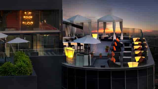 Skydeck at Waverly Hotel: elegant rooftop venue for sunset cocktail receptions.