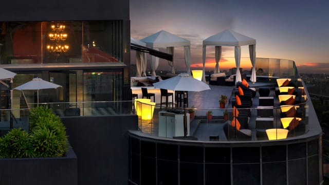 Skydeck at Waverly Hotel: elegant rooftop venue for sunset cocktail receptions.