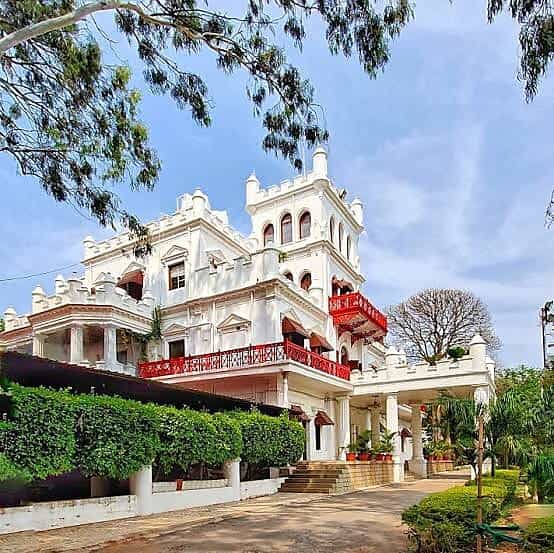Luxury Suites at Jayamahal Palace: Elegant architecture for upscale meetings and events.