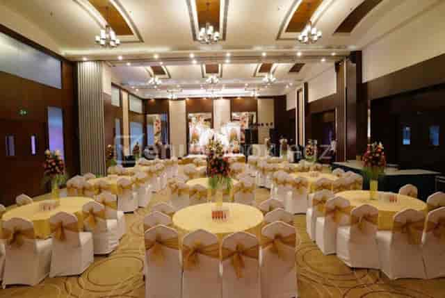 Elegant ballroom with round tables, perfect for weddings and corporate events.