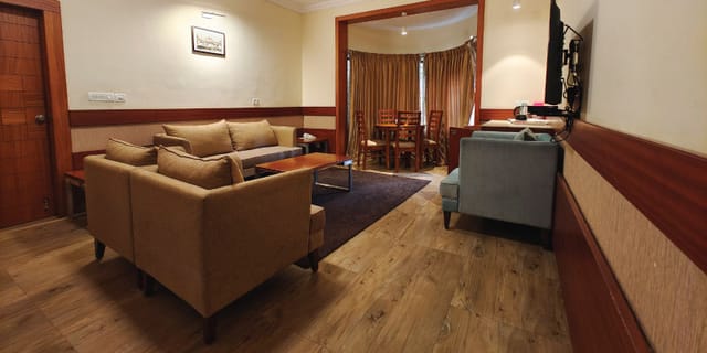 Presidential Lounge in Cosmpolitan Club: elegant space for meetings and gatherings.
