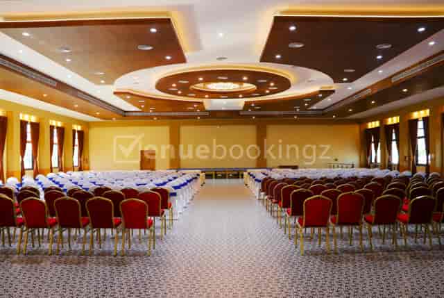 Banquet Hall at Green Leaf Resort, spacious venue for conferences in elegant design.