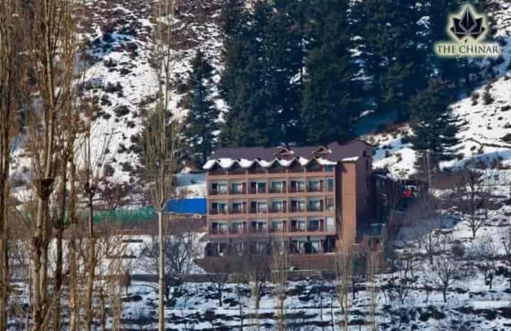 Charming resort hotel in Chinar Pahalgam, ideal for meetings and retreats.