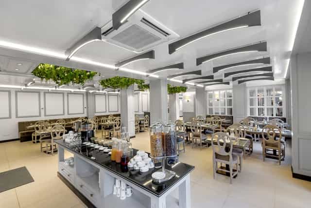 Modern dining space at 11 Boulevard Hotel, perfect for meetings and events.