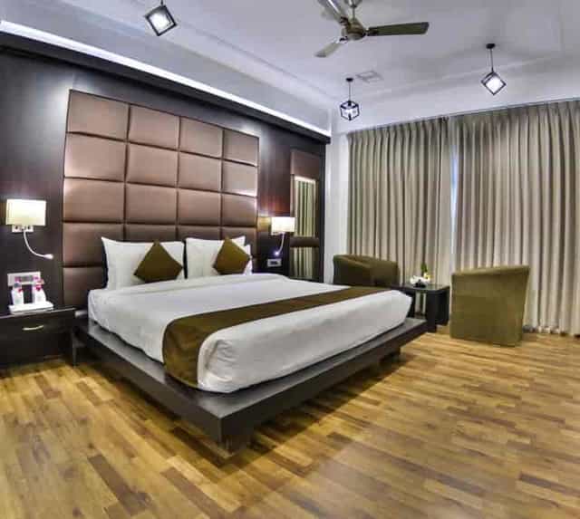 Luxury hotel meeting room with modern decor, ideal for conferences and retreats.