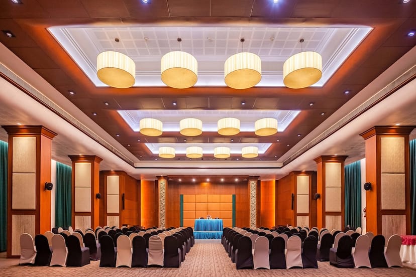 Conference hall at Hotel Horizon with black and white seating for corporate events.