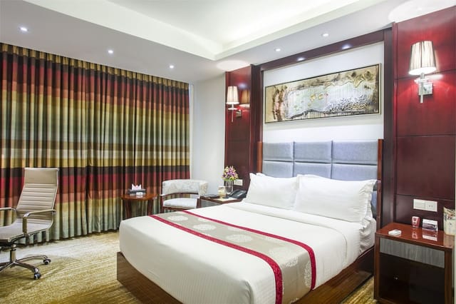 Hotel Bengal Blueberry room with modern decor, ideal for meetings and events.