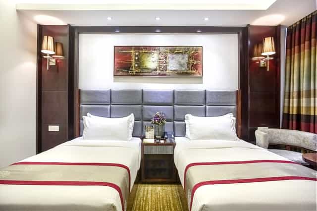Blueberry Banquet at Hotel Bengal: Stylish room with two beds for business events.