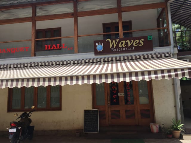 Waves Restaurant at Sagar Hotel: Cozy venue for casual gatherings and events.