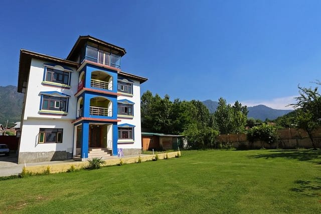 Modern OYO Hotel Spring Hills venue with scenic mountain backdrop, ideal for outdoor events.