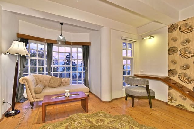 Cozy dining area at DLS Hillcrest Resort, perfect for group meetings and workshops.