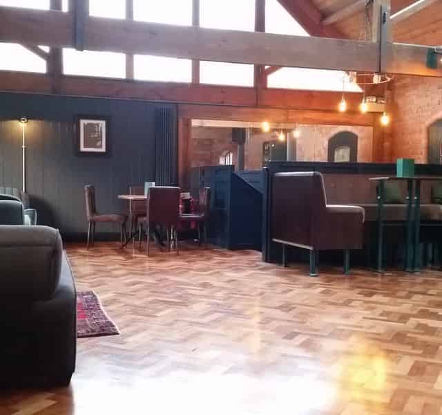 Main-level bar