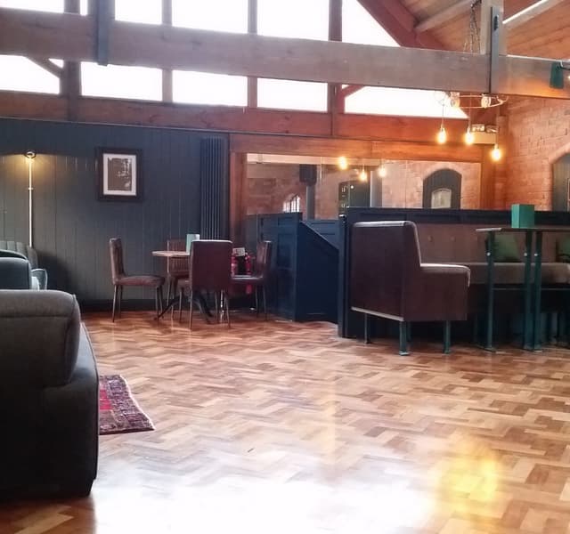 Main-level bar