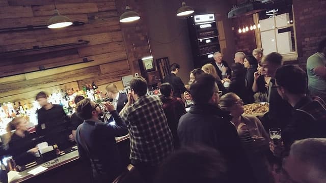Main-level bar