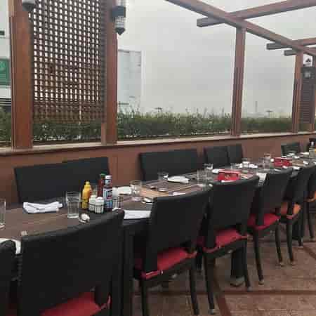Outdoor dining setup at BBQ Tonight for casual business lunches and networking events.