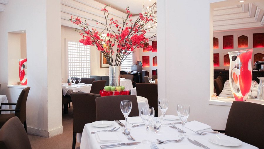 Salloos Bar Reception: elegant dining space for corporate meetings and special events. - Banner